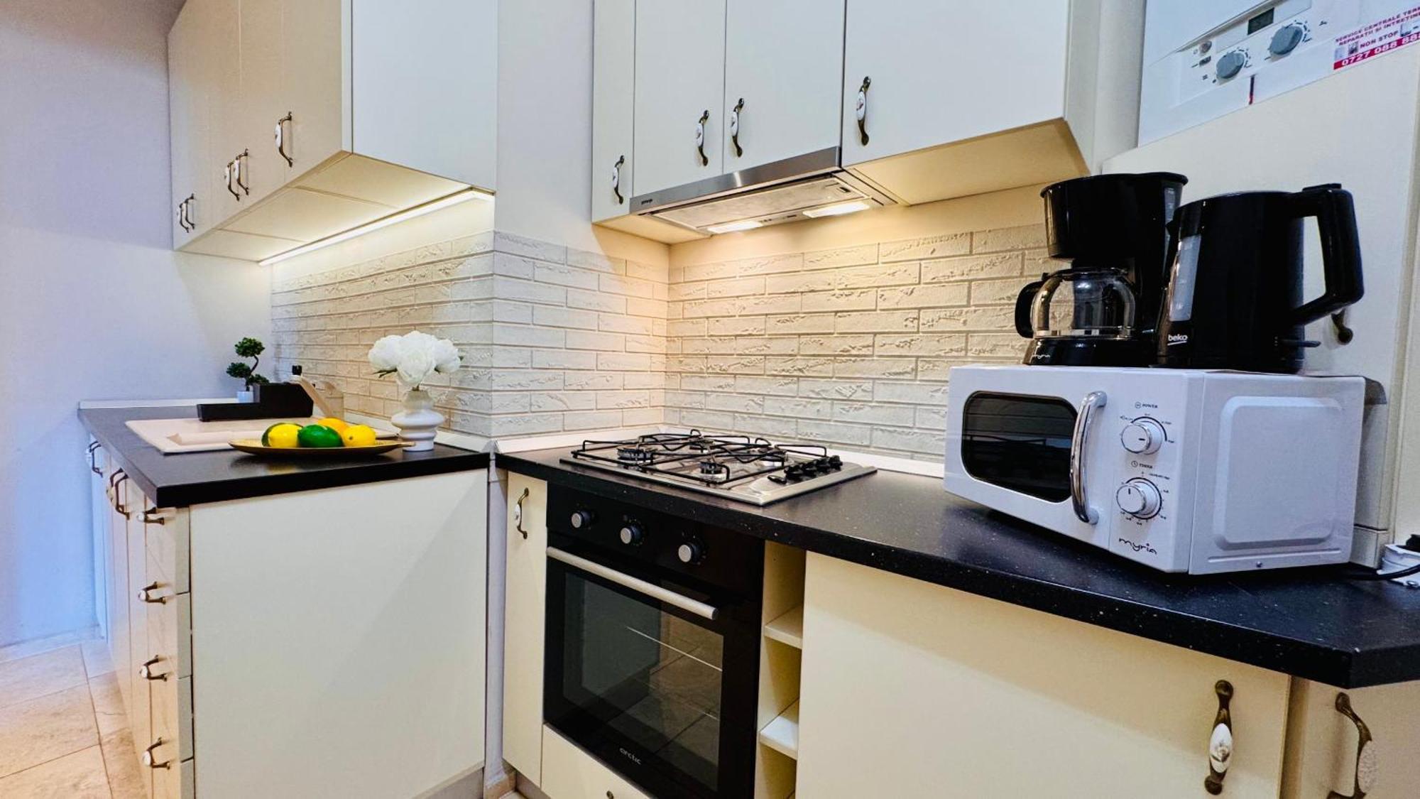 Cozy Modern Retreat - 2 Bedroom Steps From Piata Victoriei Apartment Bucharest