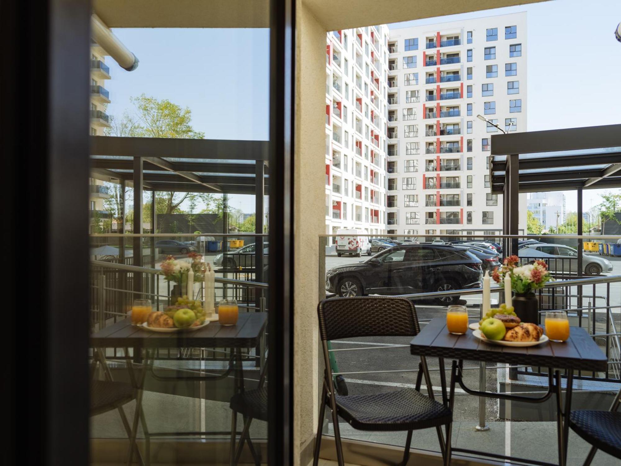 Apartment Yellow Charm Plaza Lujerului *