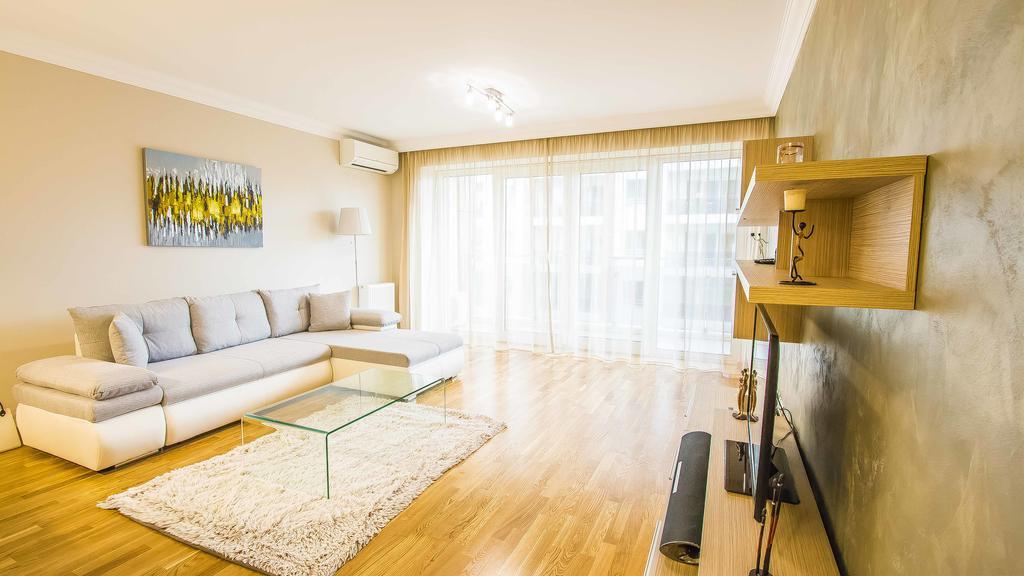 Luxury Mall Area Apartment *