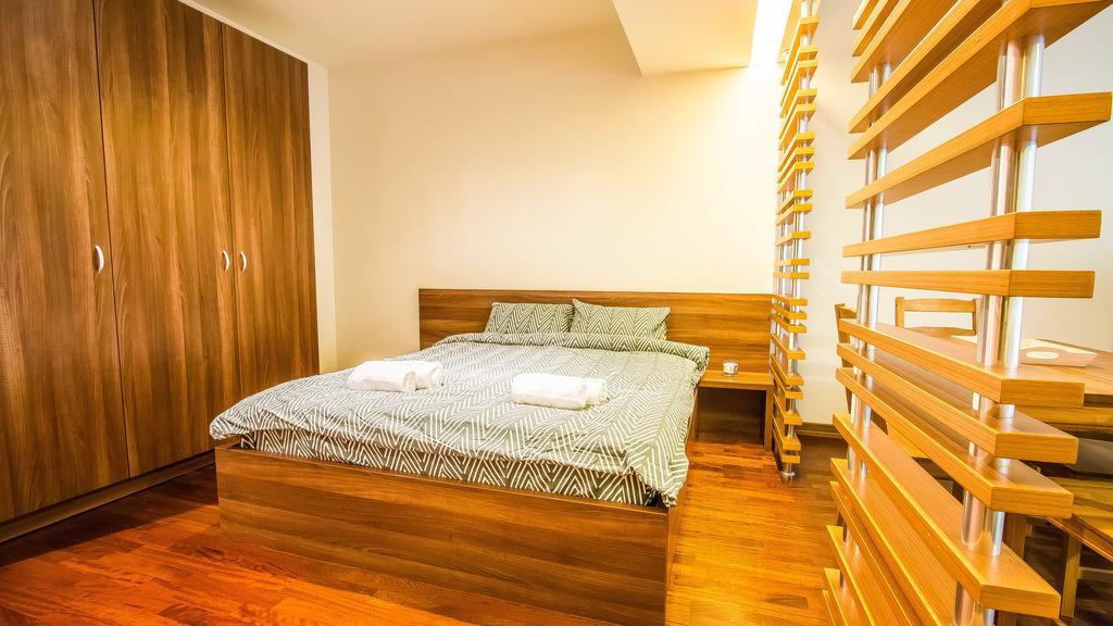 Luxury Mall Area Apartment