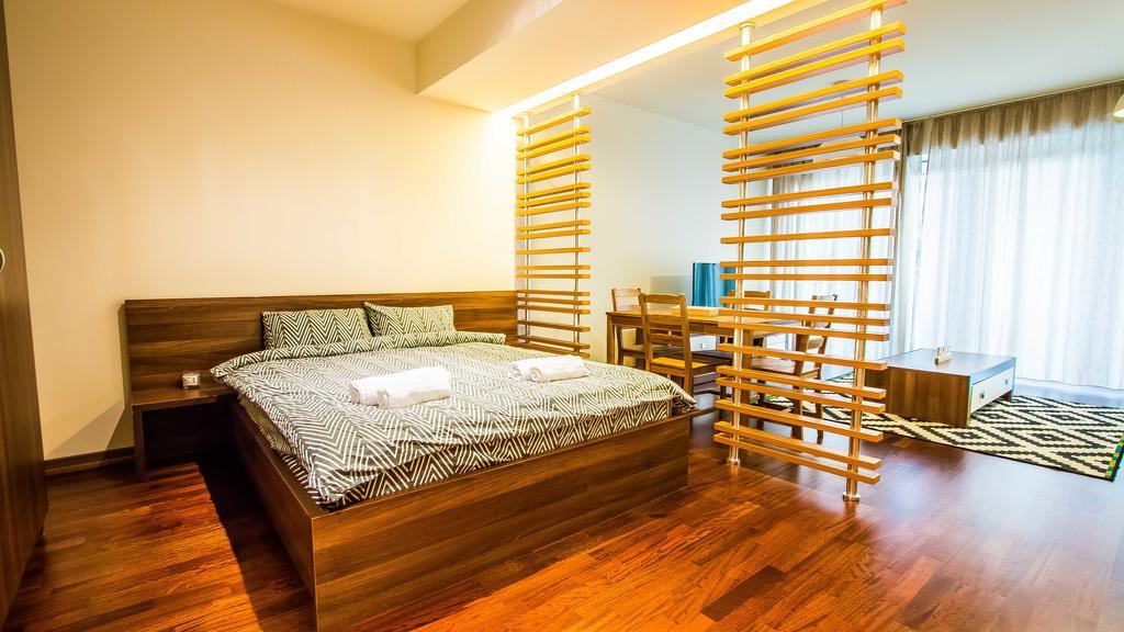 Luxury Mall Area Apartment *