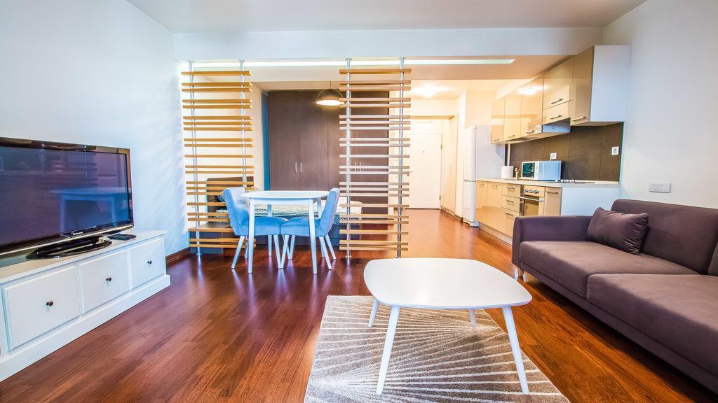 Luxury Mall Area Apartment *