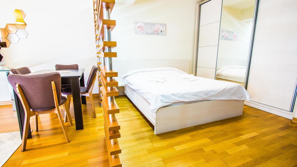 Luxury Mall Area Apartment *