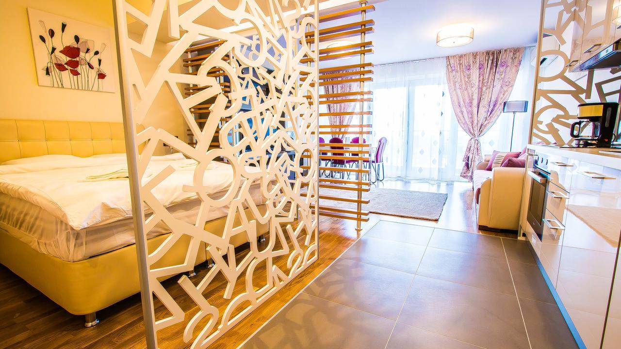 Luxury Mall Area Apartment *