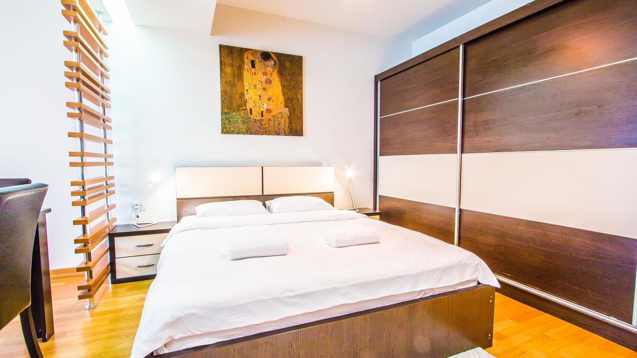 Apartment Luxury Mall Area *