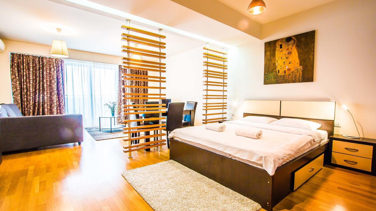 Luxury Mall Area Apartment *