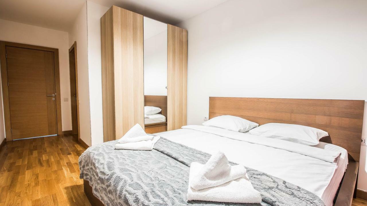 Luxury Mall Area Apartment *