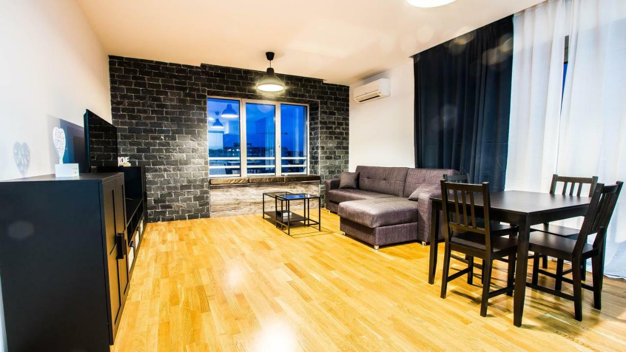 Luxury Mall Area Apartment *
