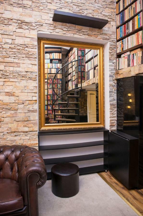 Secret Library Apartament