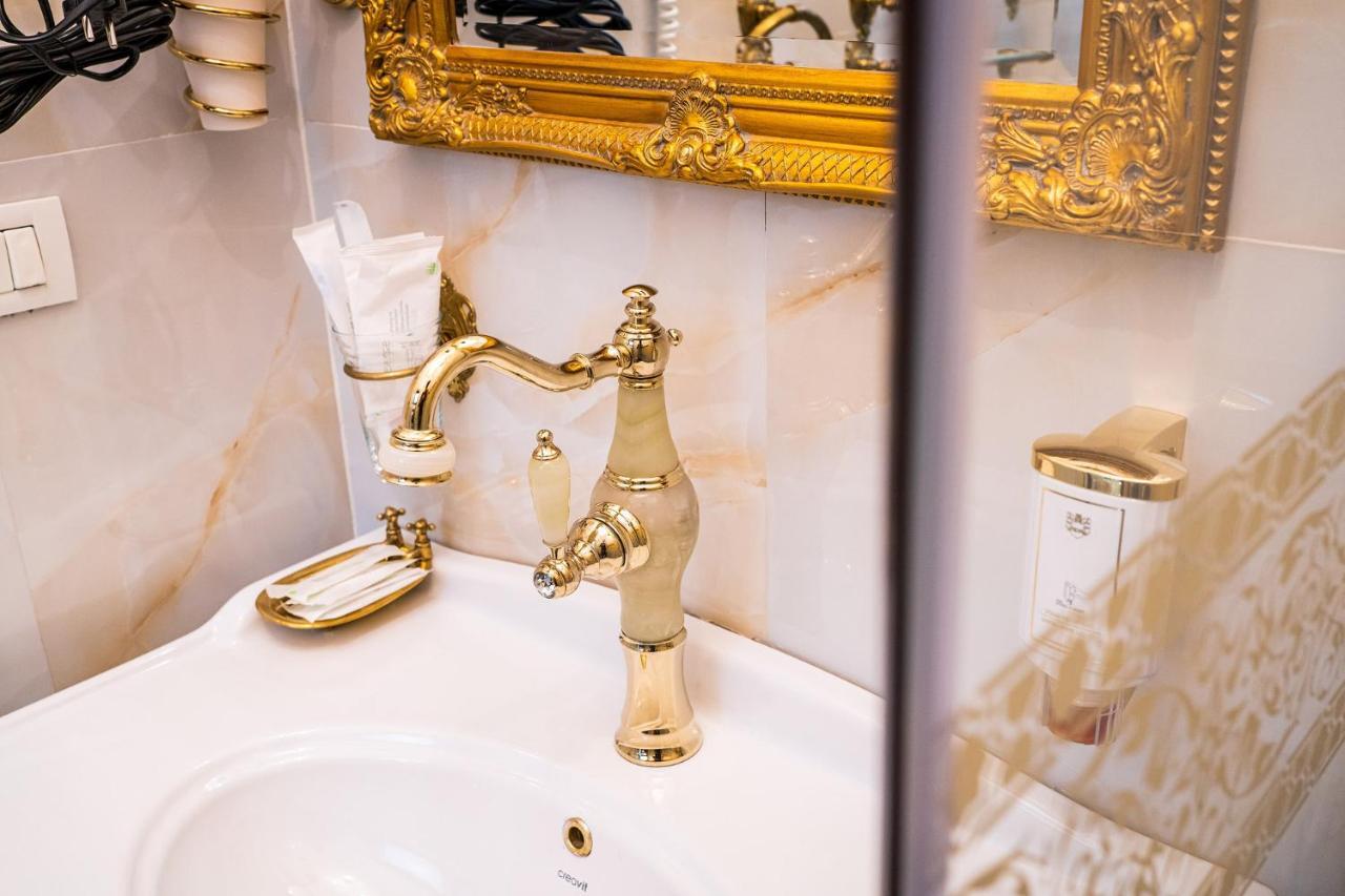 Apartamento Private Museum With Antique Decor
