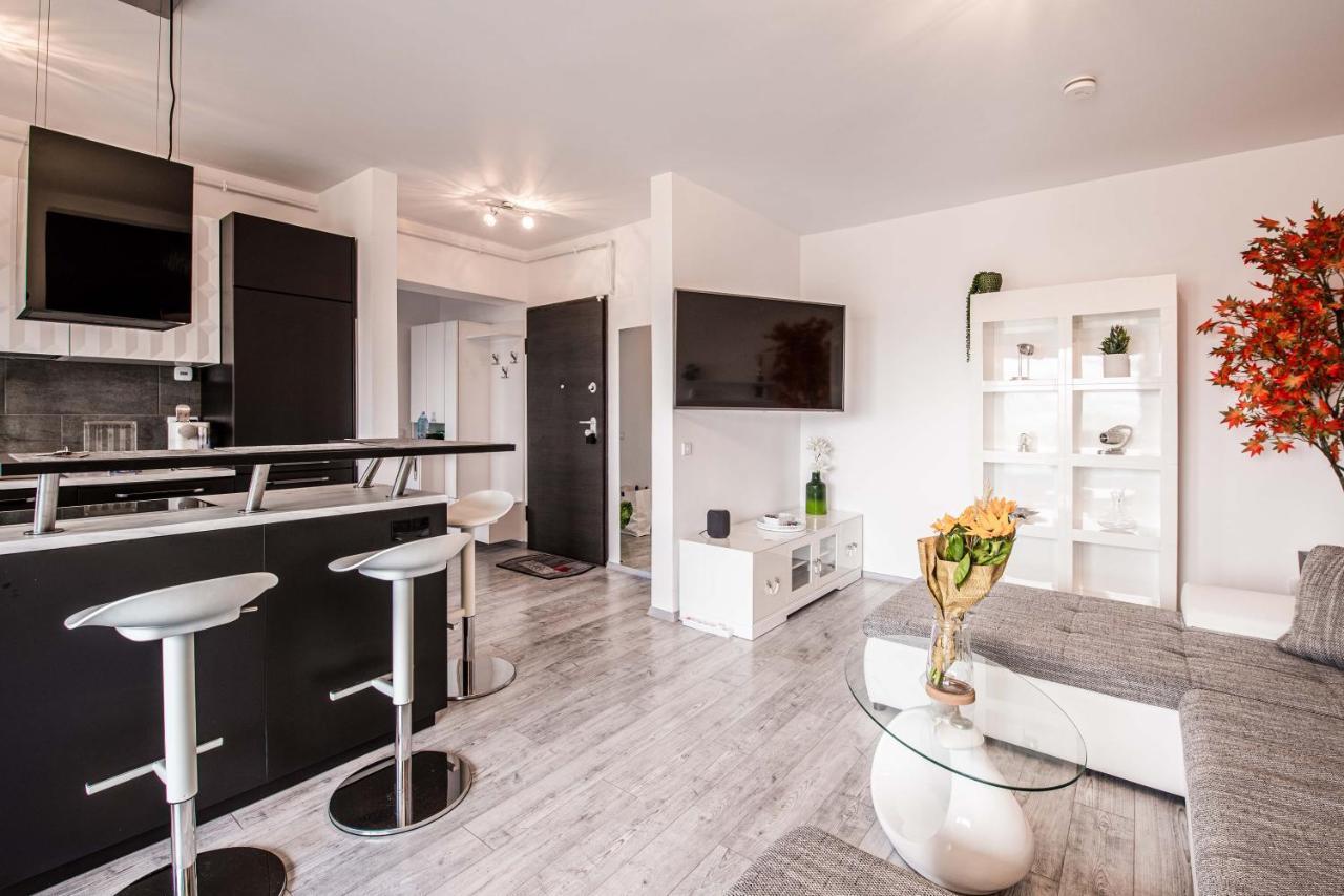 Apartment 2-room Penthouse Plaza P1 *