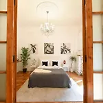 Love.Travel.Explore ♥️Apt W/ Balcony In Old Town