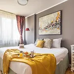Spacious Downtown Apartment - Old Town
