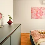 Eye Candy Romexpo 2-Bedroom With Free Parking