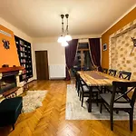 Central Apartment W/ Fire Place - Ground Floor