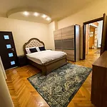 Central Apartment W/ Fire Place - Ground Floor