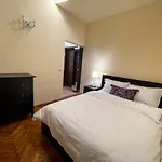 Central Apartment W/ Fire Place - Ground Floor