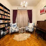 Central Apartment W/ Fire Place - Ground Floor