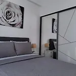 Luxury City Center Apartment - Garofita Romana