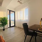 Soho Apartment - City View With Rooftop Garden