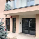 Cozy 2-Room Penthouse Lakeview W14