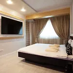 Private Jacuzzi Apartment W/ Parking Spot