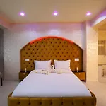 Private Jacuzzi Apartment W/ Parking Spot