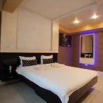 Private Jacuzzi Apartment W/ Parking Spot