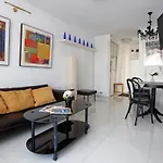 Gorgeous 2 Bedroom Duplex In City Center