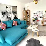 Artsy Riverside Suite - 1Br Amazing Central Apartment