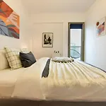 The Geometrist - Stunning 1Br Apt With Balcony