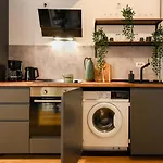 The Geometrist - Stunning 1Br Apt With Balcony