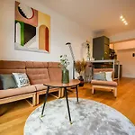 The Geometrist - Stunning 1Br Apt With Balcony