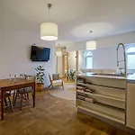 Central Apartment - Nido\'S Area