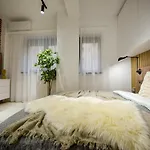 Modern Symphony - Stunning Central Apartment