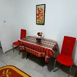 Modern Semi-Central 1 Bedroom Apartment, 3 Parks Nearby