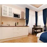 Central Quiet Apartment - Close To The City Center