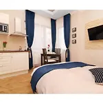 Central Quiet Apartment - Close To The City Center