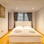 Luxurious 3 Bedroom Apartment In Herastrau