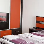 Modern Semi-Central 1 Bedroom Apartment, 3 Parks Nearby
