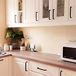 Cosy Boutique 61 Sqm Apartment - Private Parking - Ten Blocks Residence
