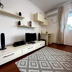 Cozy And Quiet Apartment