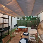 Downtown Hidden Garden With Jacuzzi In Bucharest