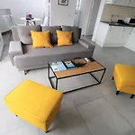 Serenity Heights Apartment: A Panoramic Haven Near Old Town - Free Minibar