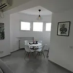 Serenity Heights Apartment: A Panoramic Haven Near Old Town - Free Minibar
