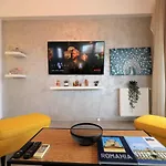 Serenity Heights Apartment: A Panoramic Haven Near Old Town - Free Minibar
