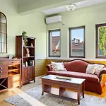 City Heart Retreat Elegant Apartment