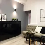 Perfect Home: Cozy 2Br Apt & Balcony