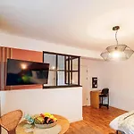 Central Modern Flat Near Metro & Park