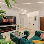 Luxury & Comfort: Smart 2Br-Apt At Unirii Square